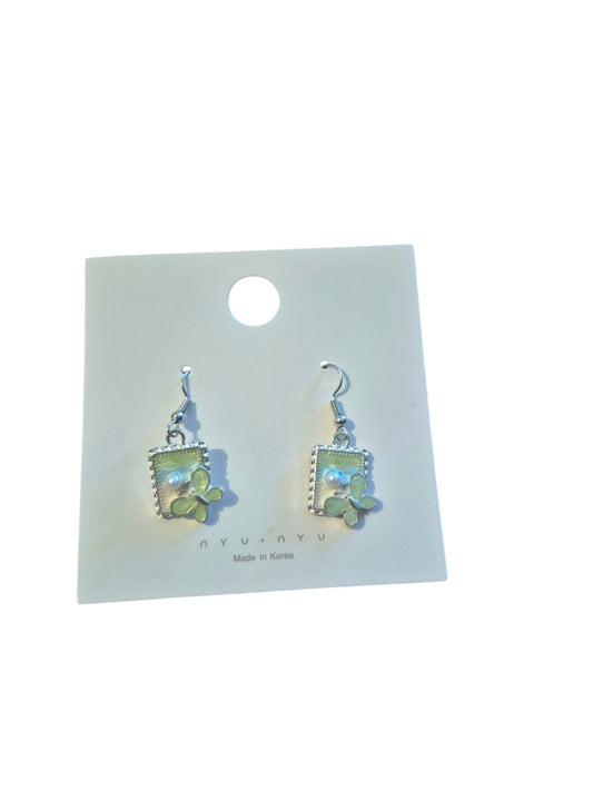 Flower framed earrings 