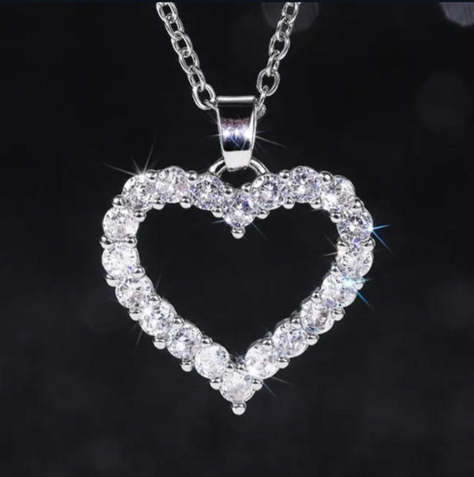 New without tags simple heart Necklace